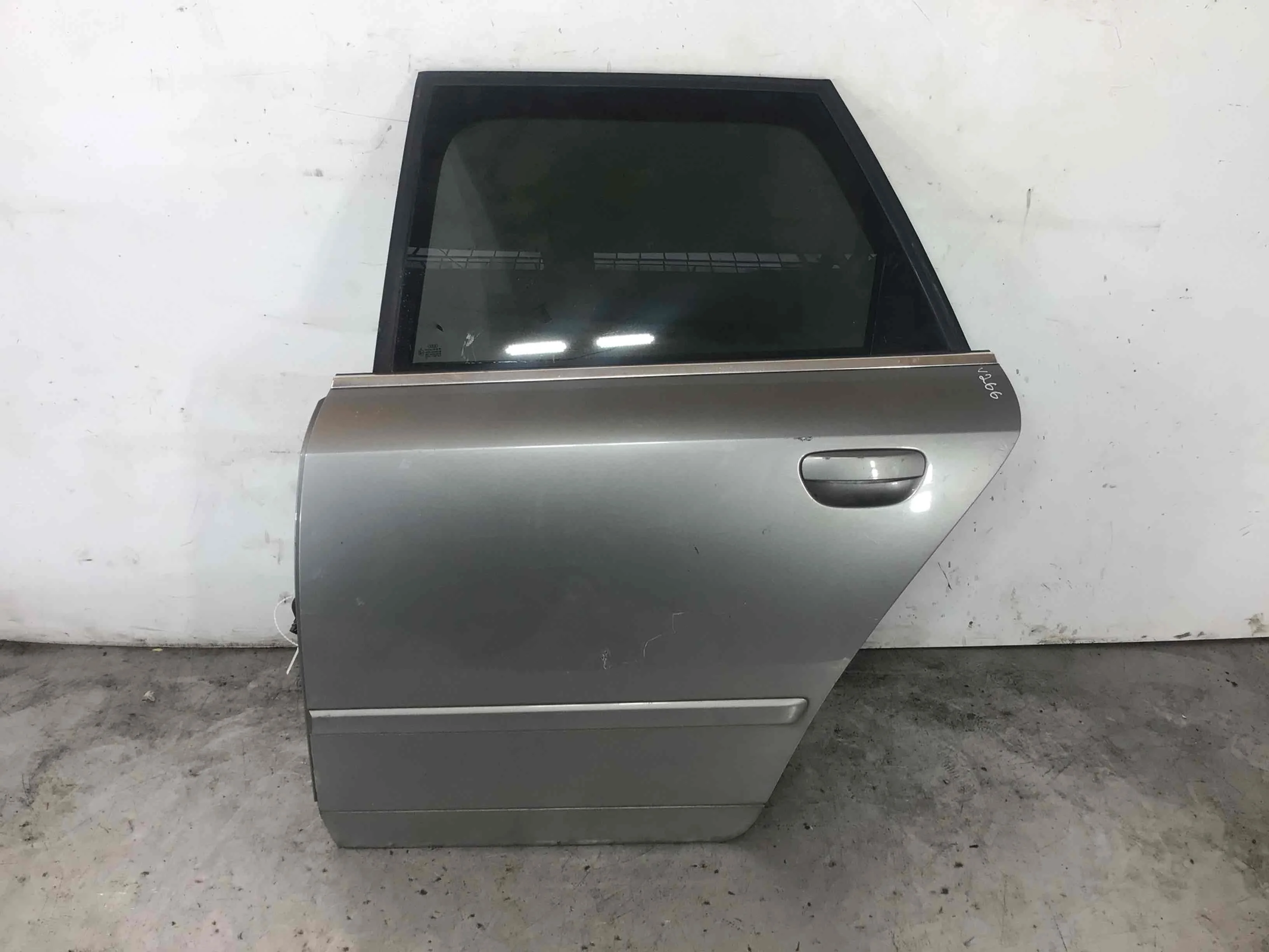 Дверь задняя левая Audi A4 B6 (2000-2005) дизель 2.5 TDI Автомат Универсал