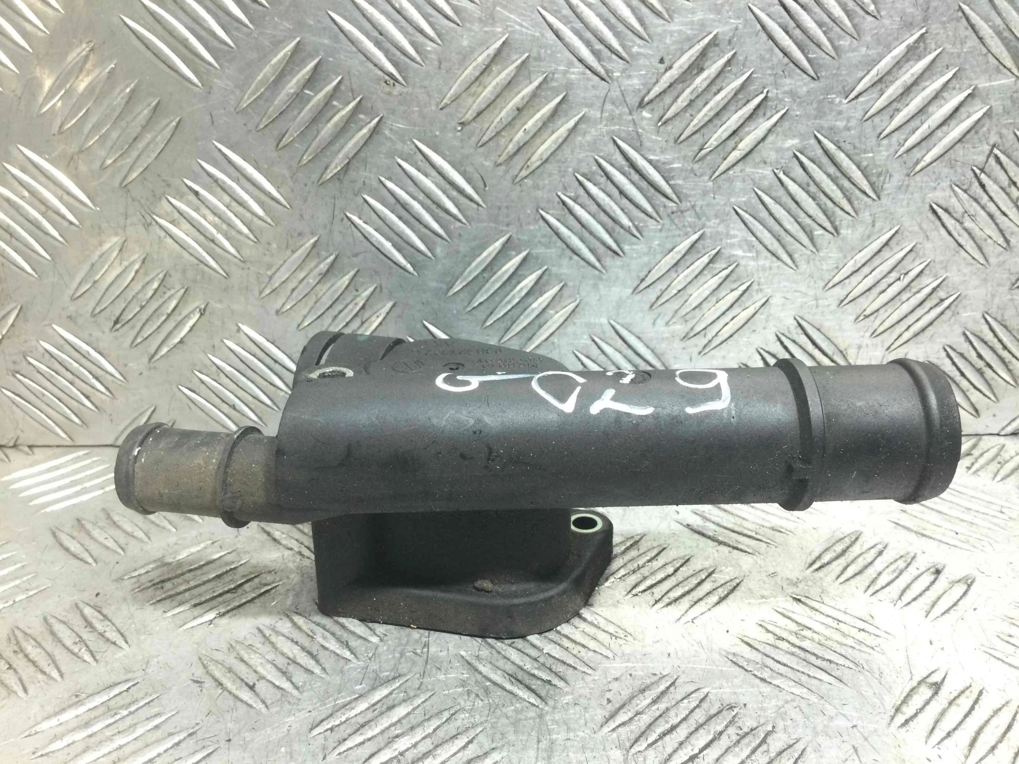 Фланец (тройник) системы охлаждения Audi A3 8P (2003-2005) дизель 2.0 TDI Механика Х/б