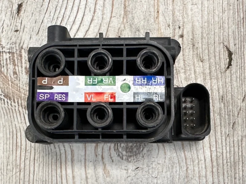 Блок клапанов пневмоподвески Audi A7 2011-2017 4G8