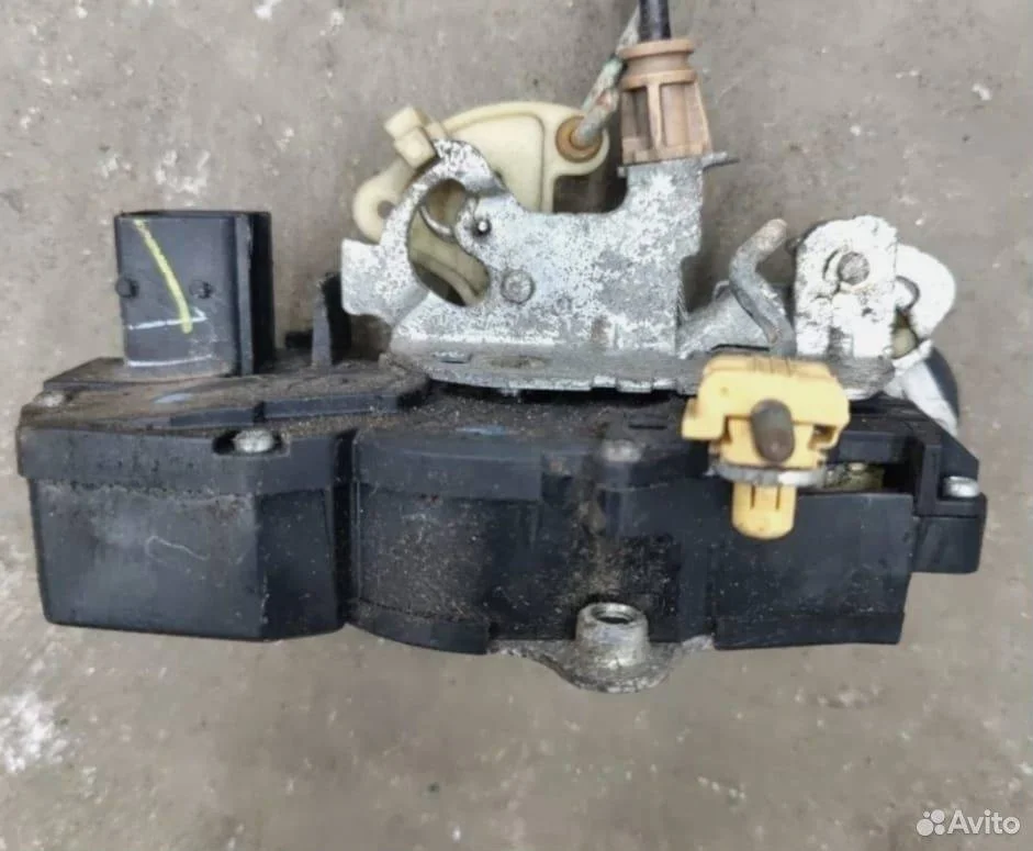 Замок двери задней правой Cadillac Escalade GMT900 (2006—2014)