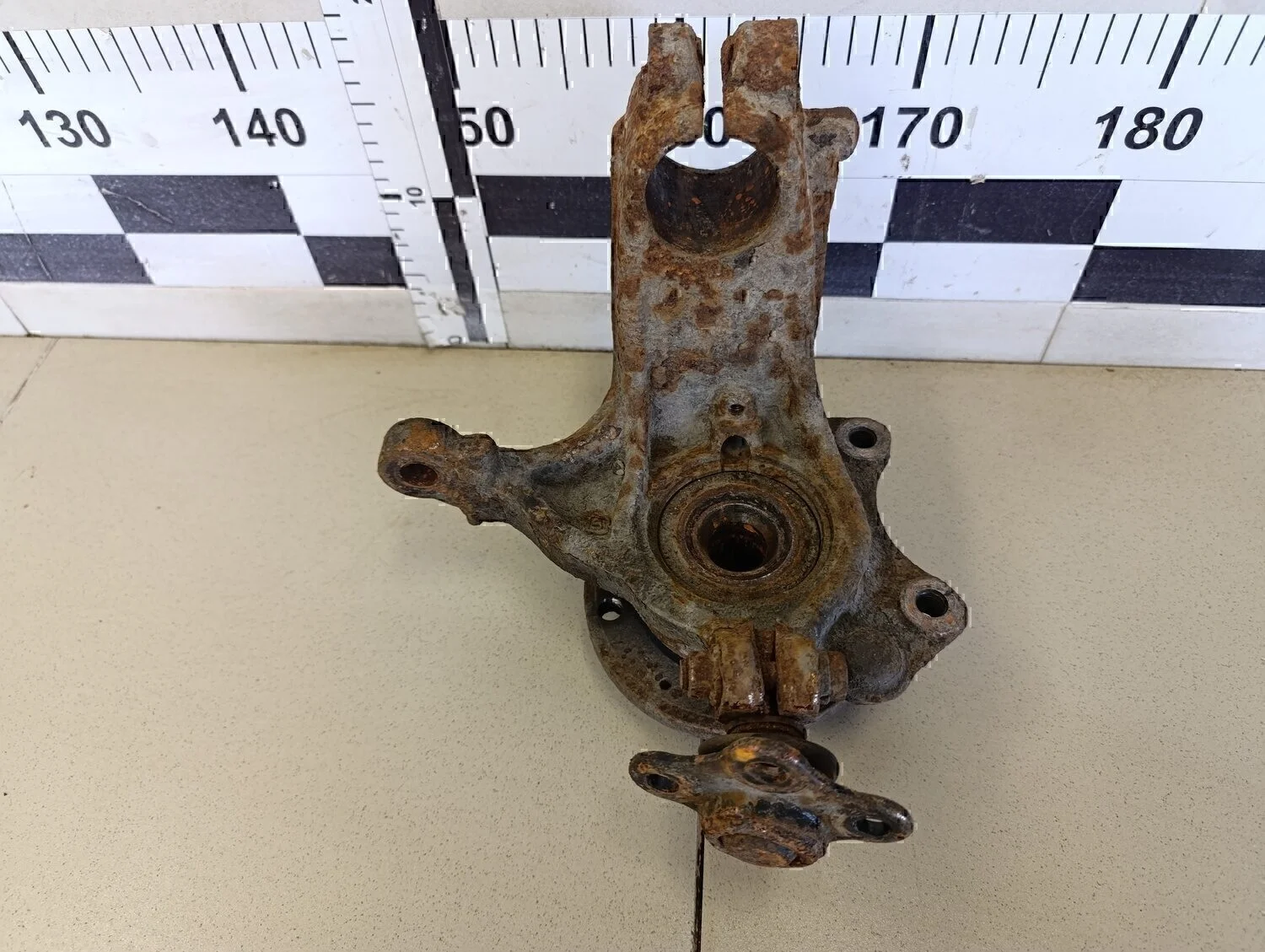 Кулак поворотный передний левый C3 2002-2009