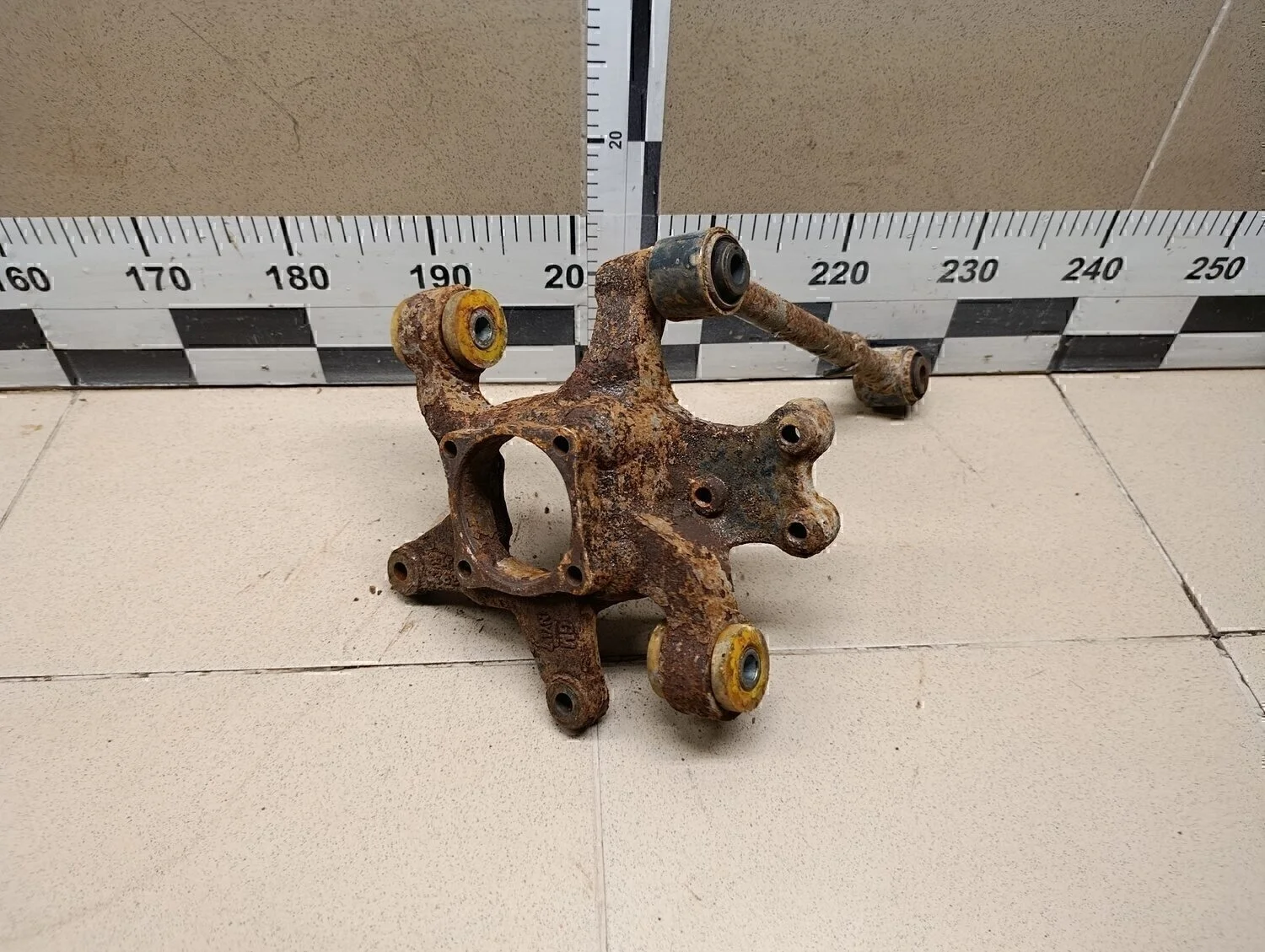 Кулак поворотный задний левый Captiva (C100) 2006-2010