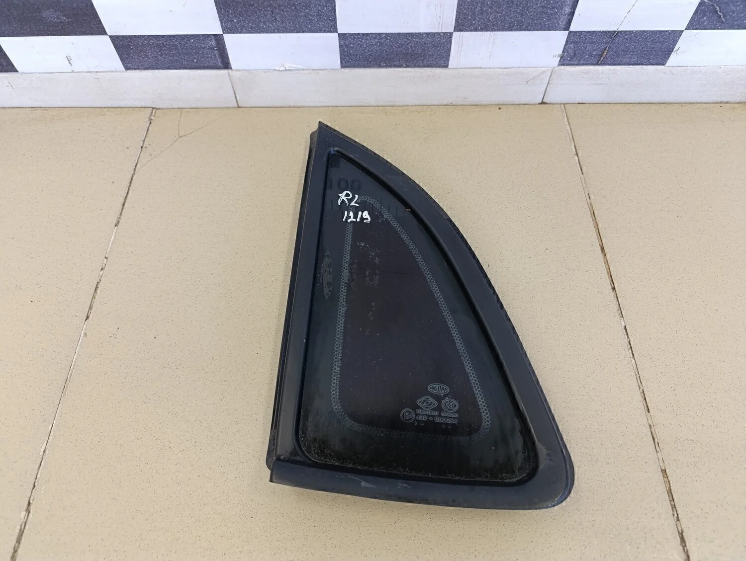 Стекло кузовное глухое левое RIO 2011-2017