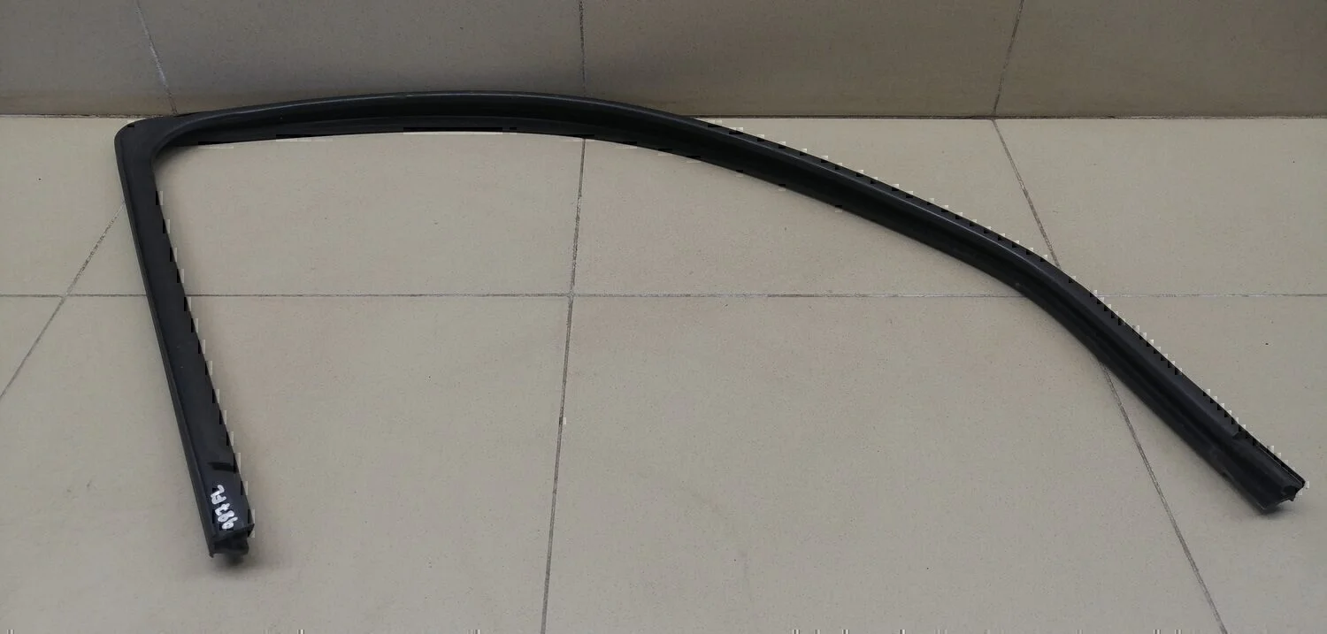 Уплотнитель стекла двери Logan 2005-2014