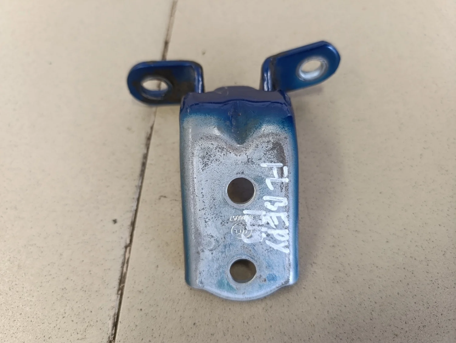 Петля двери передней левой верхняя Solaris 2010-2017