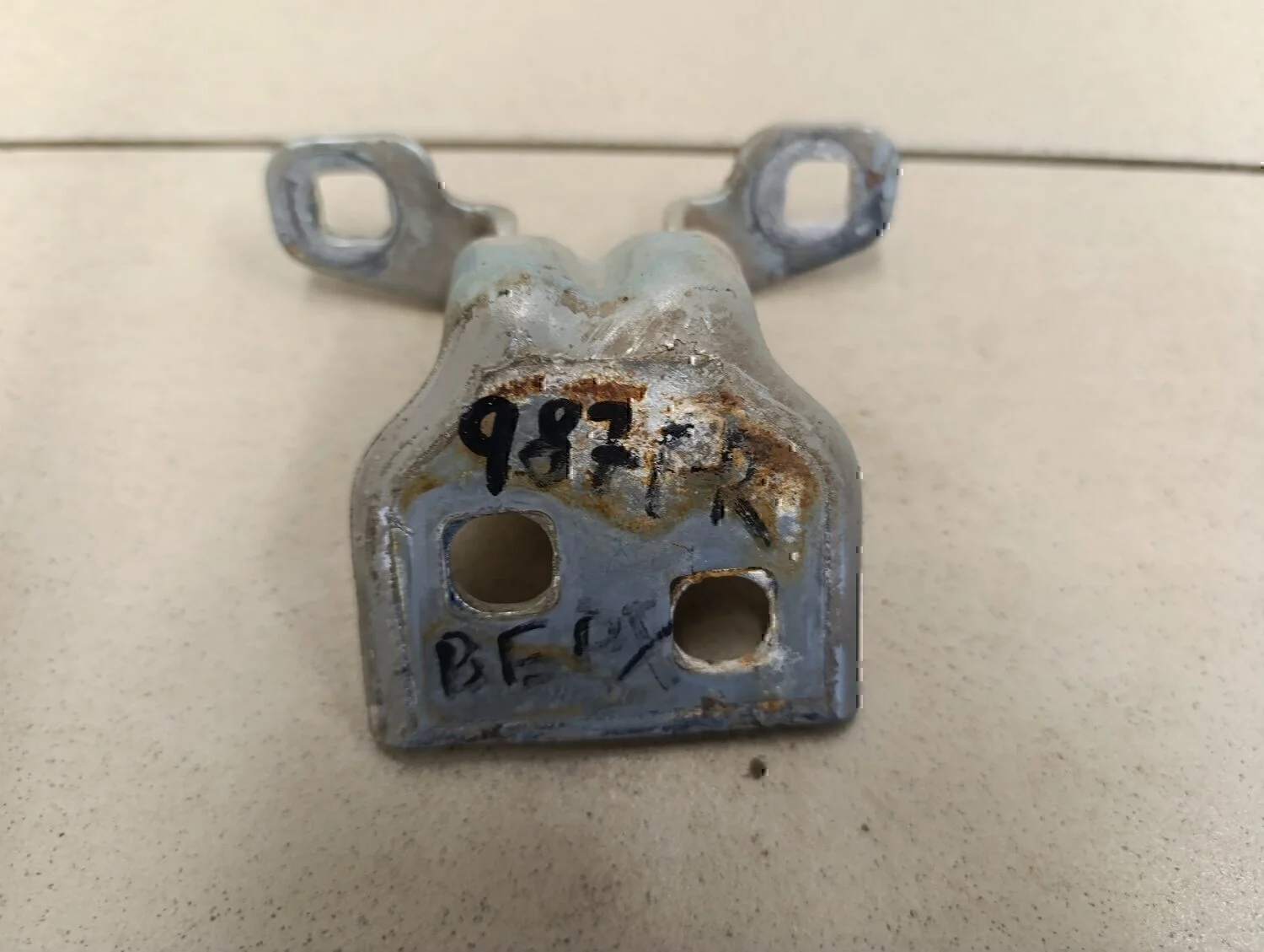 Петля двери Logan 2005-2014