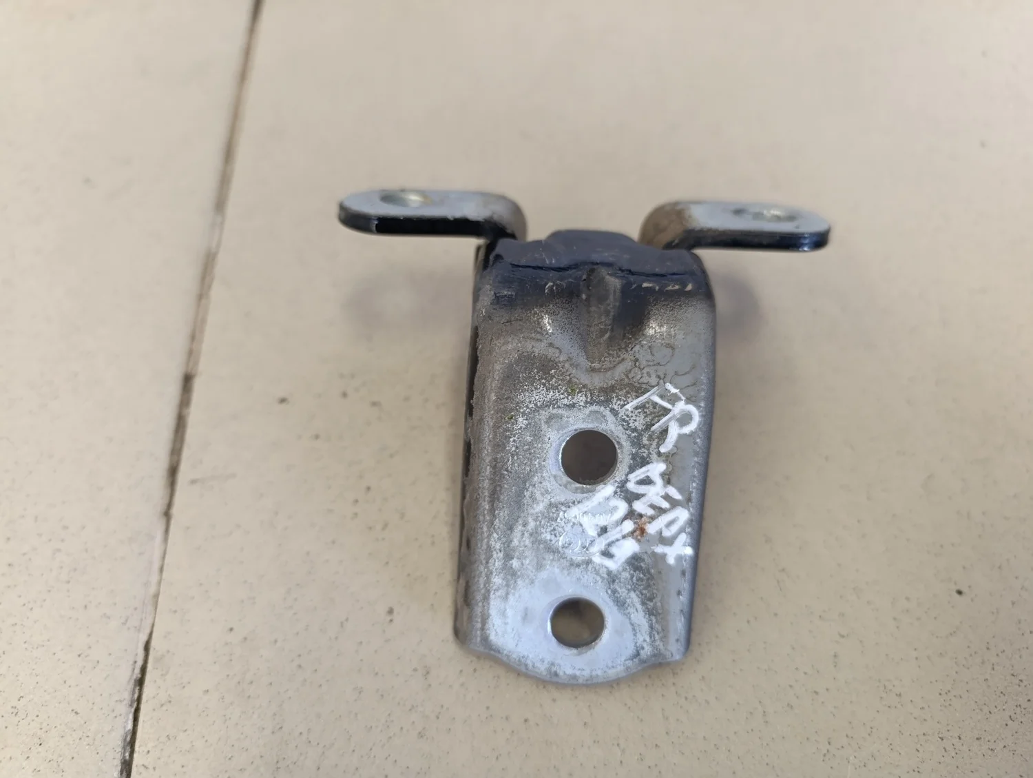 Петля двери передней правой верхняя Solaris 2010-2017