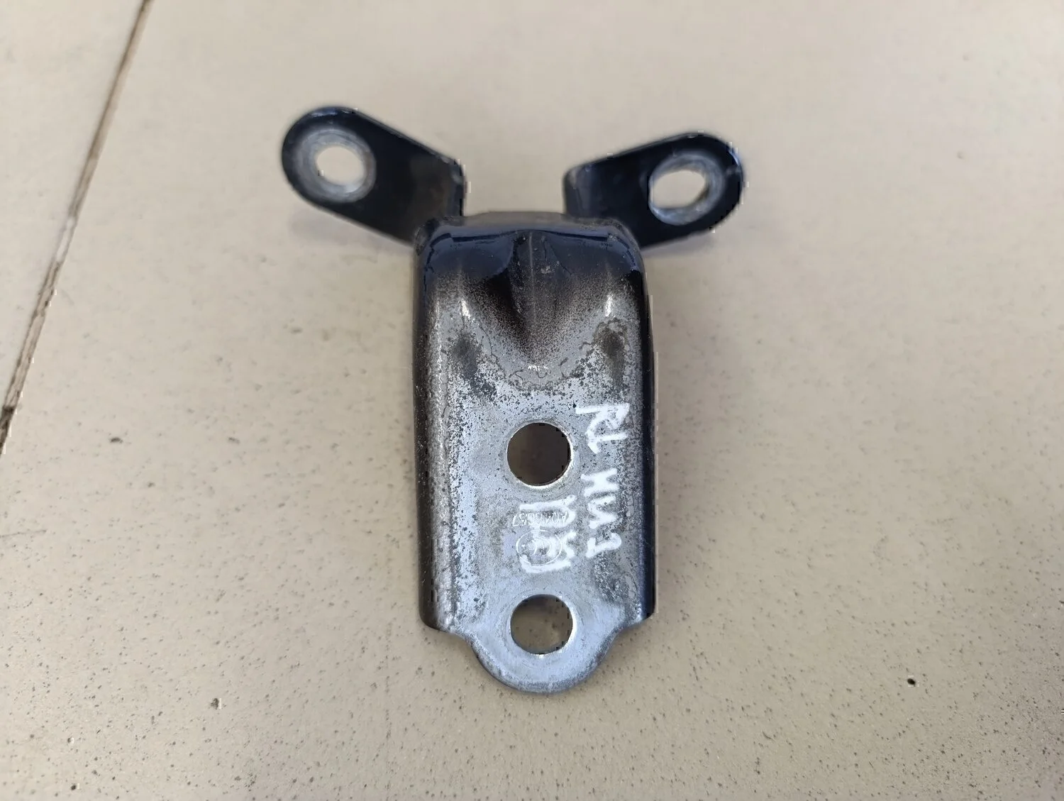 Петля двери задней левой нижняя Solaris 2010-2017