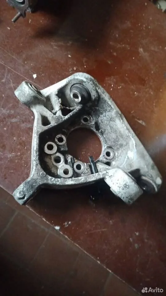 Кулак  задний левый Lexus IS II (2005—2008)