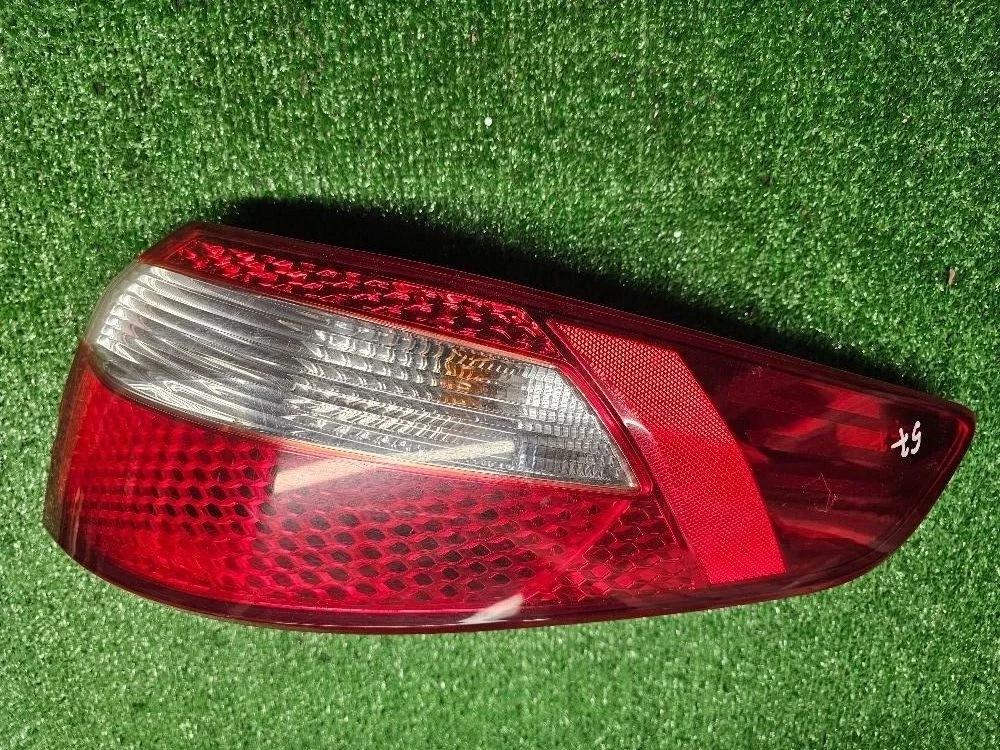 Фонарь правый внешний Kia Rio 3