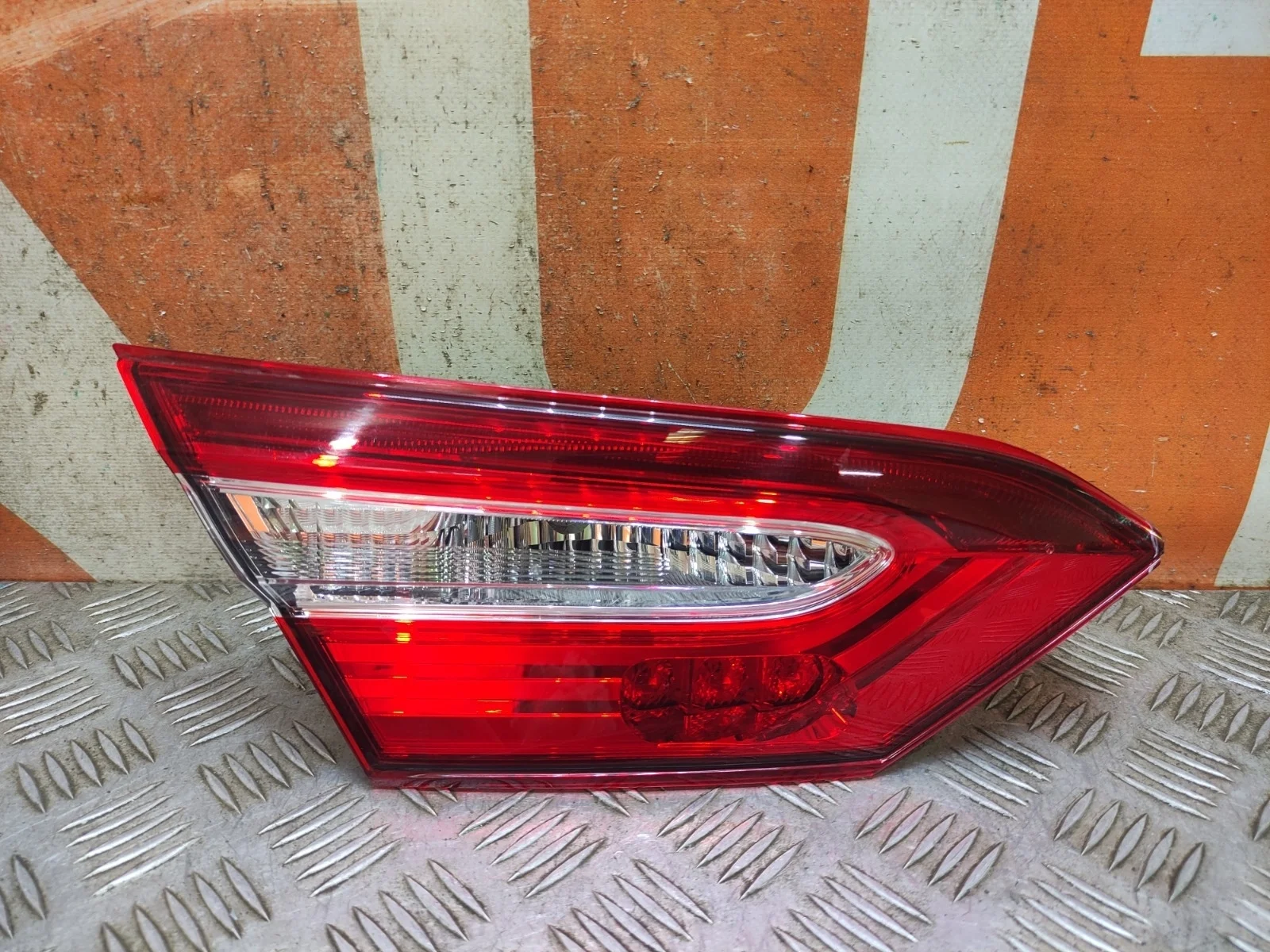 Фонарь внутренний Toyota Camry 2017-нв 8 XV70