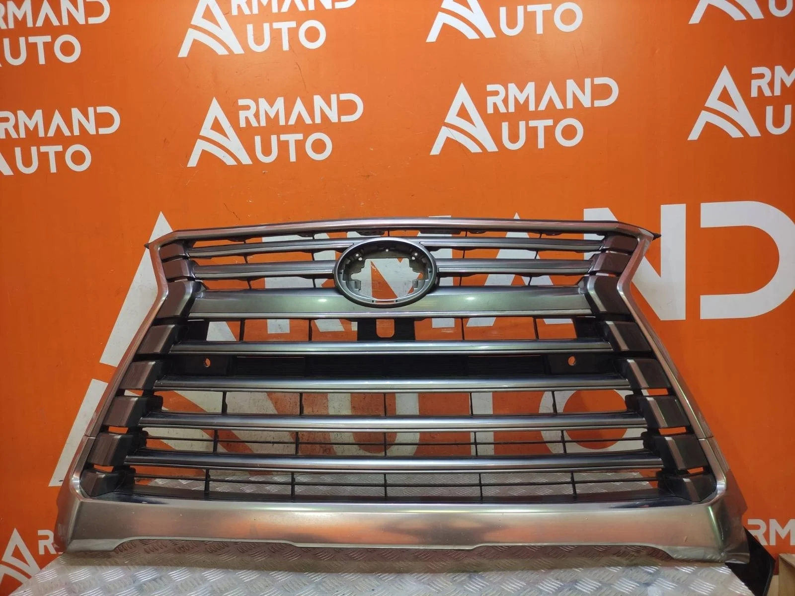 Решетка радиатора LEXUS LX 2015-2023 URJ200