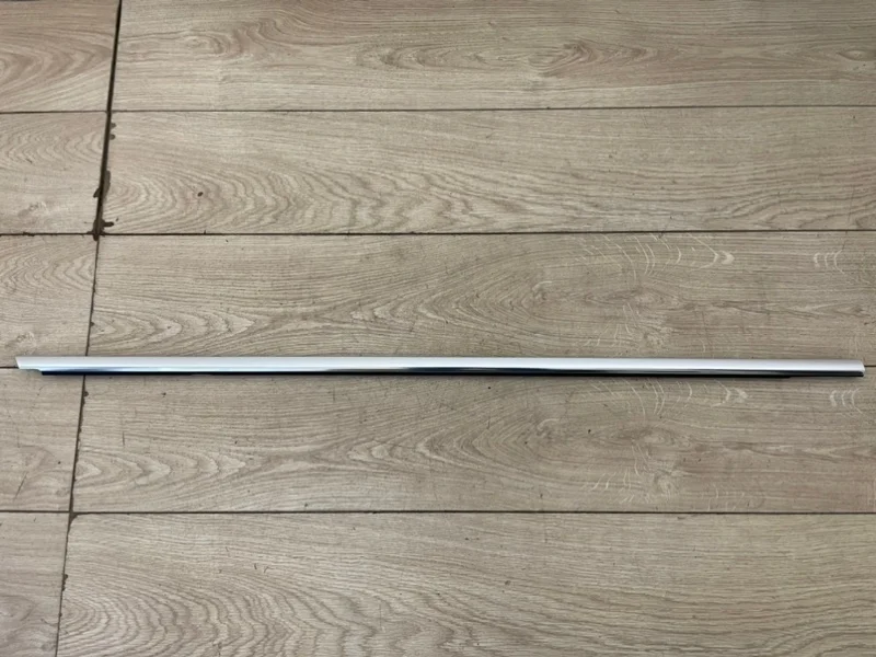 Накладка стекла двери VW Touareg 2 2010-2018 7P