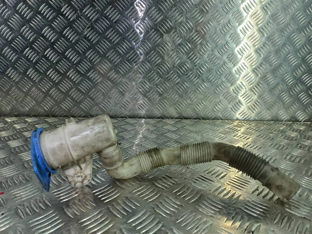 Горловина бачка омывателя Volkswagen Caddy III (2