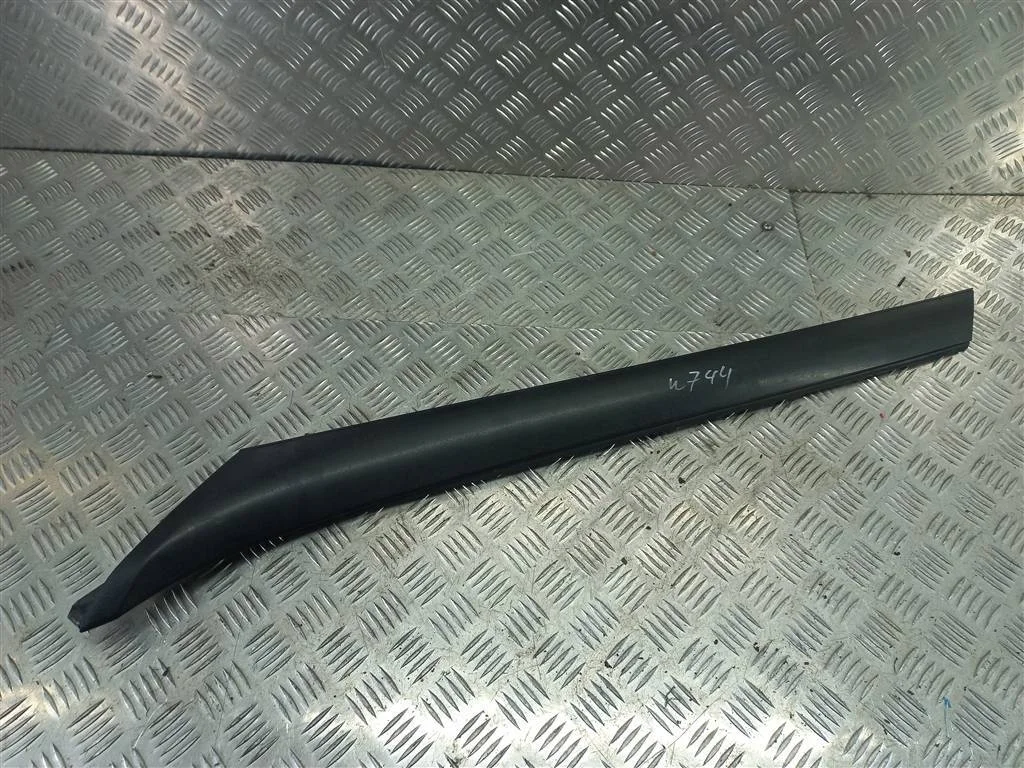 Накладка лобового стекла правая FORD Transit VII