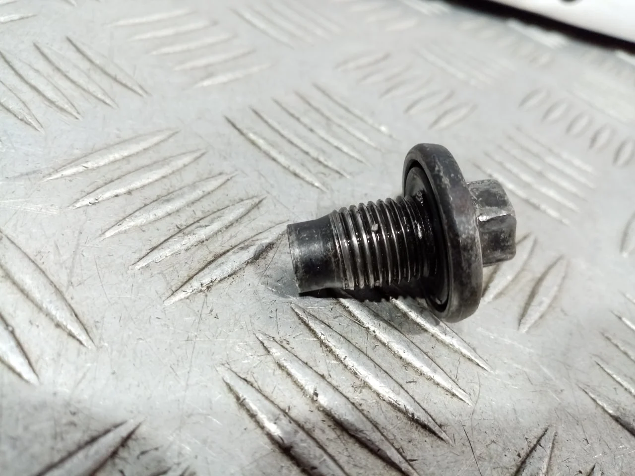 [Б/У] Пробка масляного поддона M14X1.5 [Код: 00618692 ]