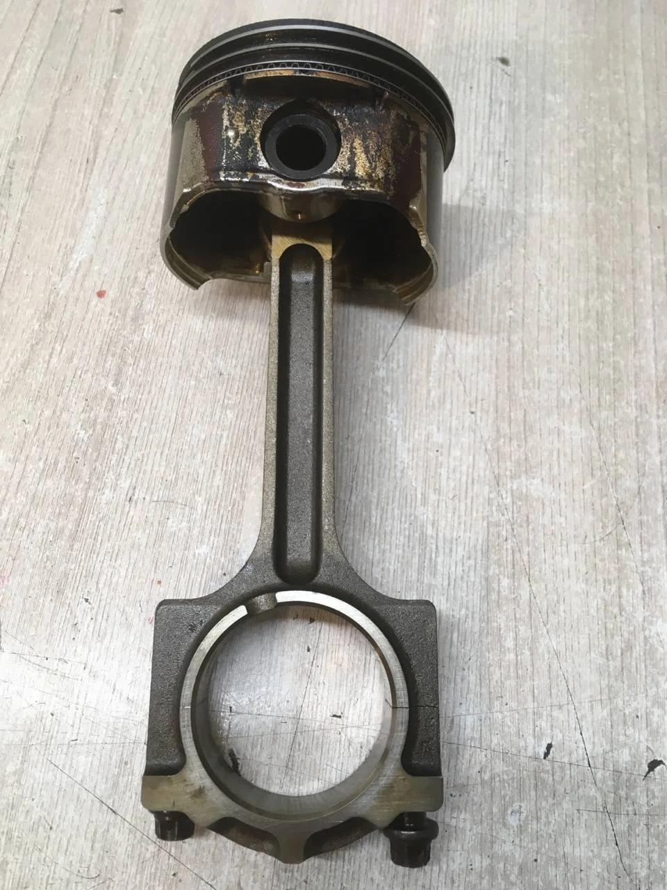 [ЧАСТЬ Б/У] Низ двигателя QQDB 1,8 - Поршень + шатун [Код: 00366579 ]