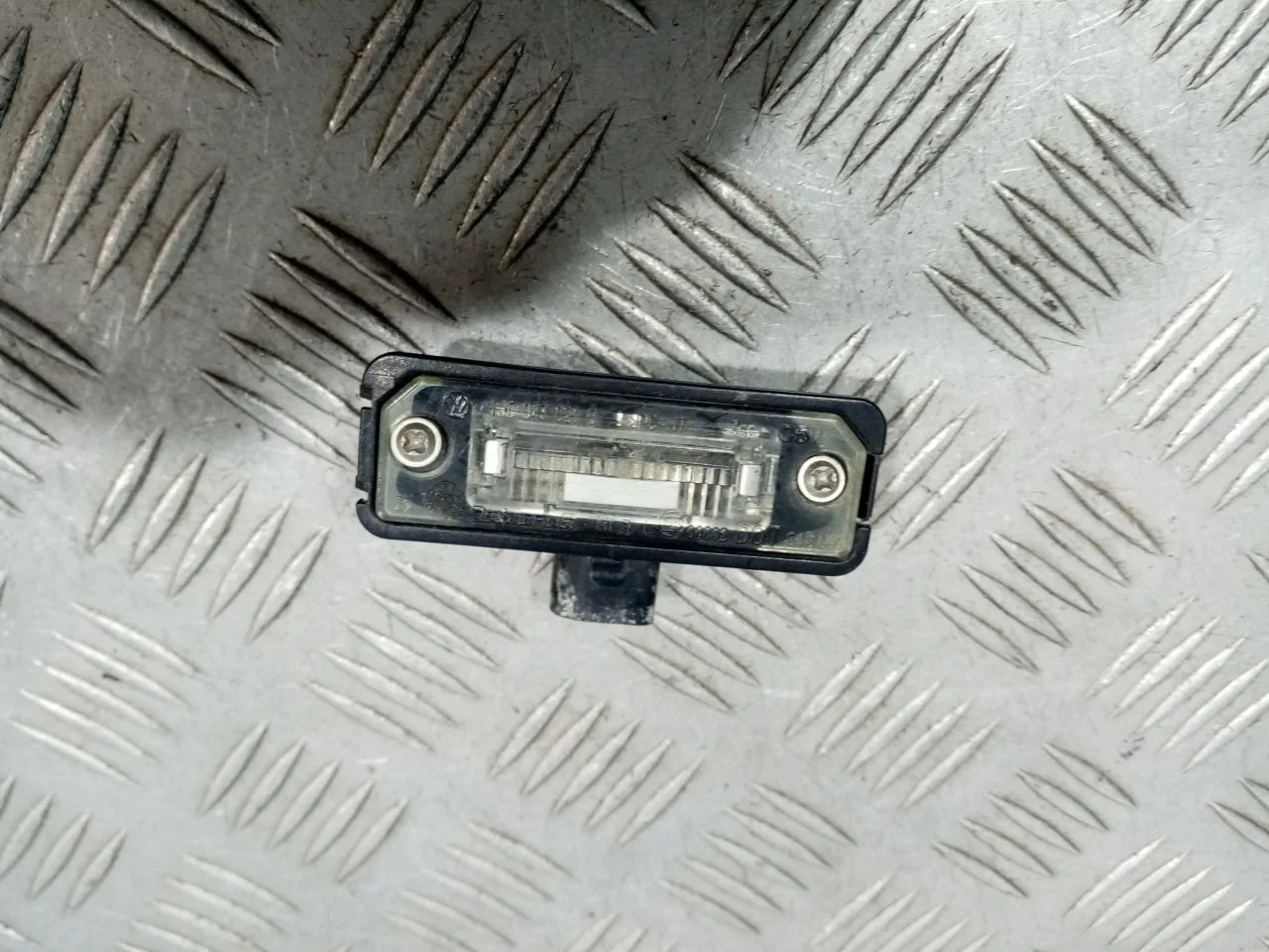 [Б/У] Фонарь подсветки номера VAG [Код: 00617930 ]