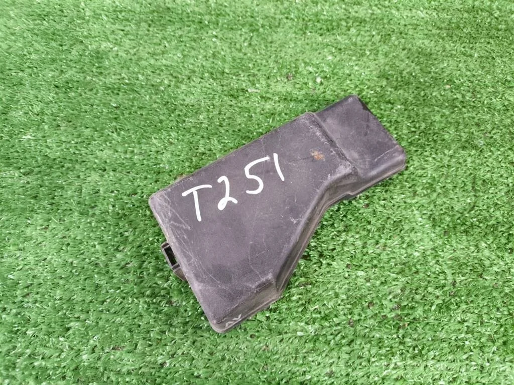 Б.у. крышка блока предохранителей TOYOTA AVENSIS AZT250 TOYOTA AVENSIS AZT250