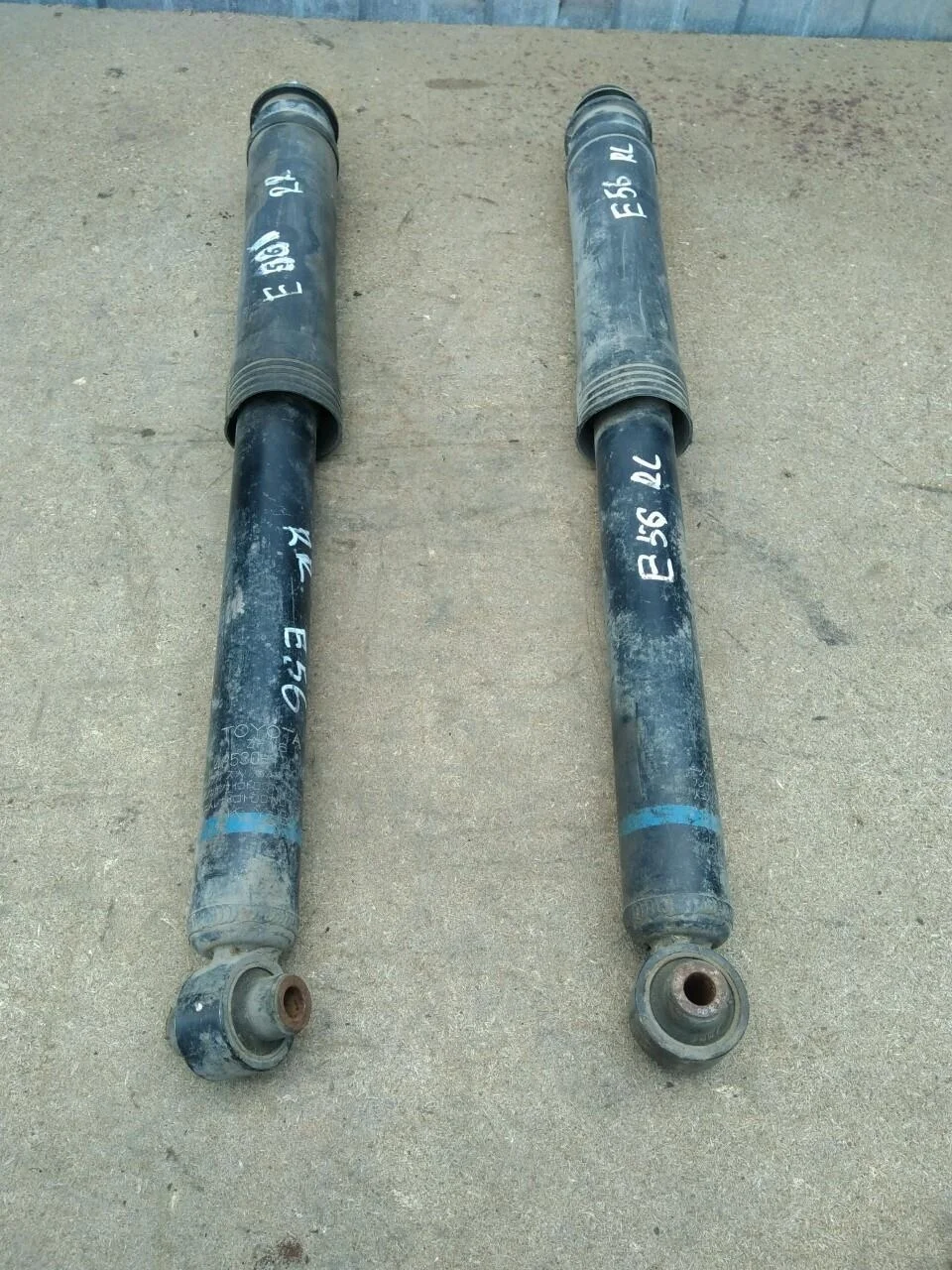 Б.у. амортизатор  2шт TOYOTA COROLLA ZRE151 TOYOTA COROLLA ZRE151