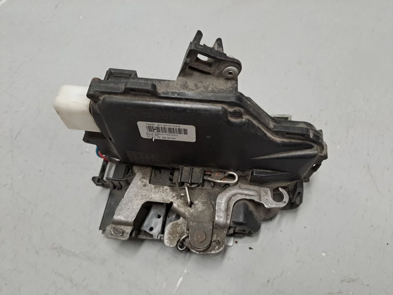 Замок двери передней левой для Volkswagen Touareg 2002-2010