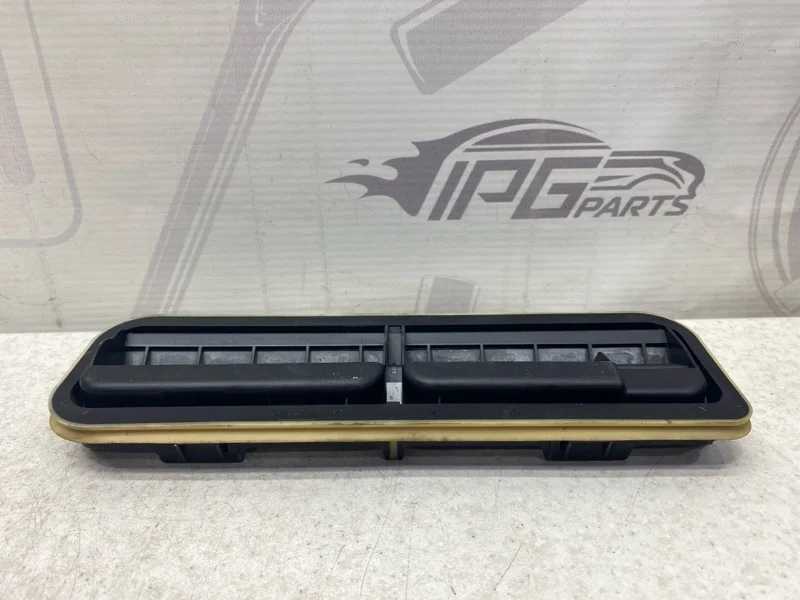 Вентиляционная заслонка заднее крыло Mercedes-benz 2012 C204