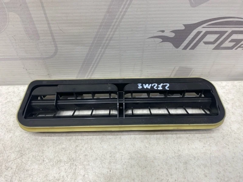 Вентиляционная заслонка заднее крыло Mercedes-benz 2013 W212