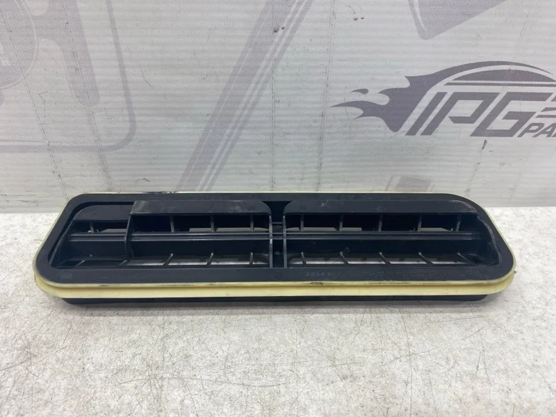 Вентиляционная заслонка заднее крыло Mercedes-Benz W204