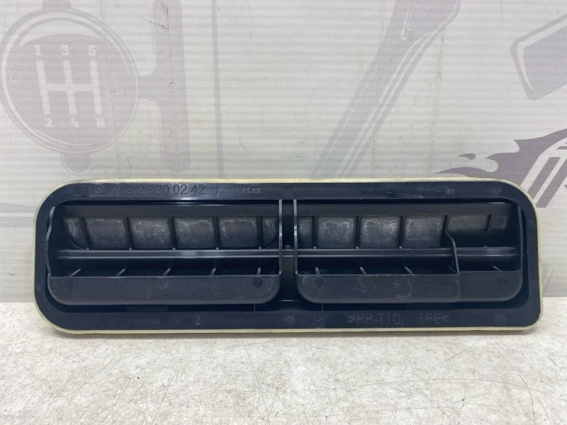 Вентиляционная заслонка заднее крыло Mercedes-benz 2013 W212