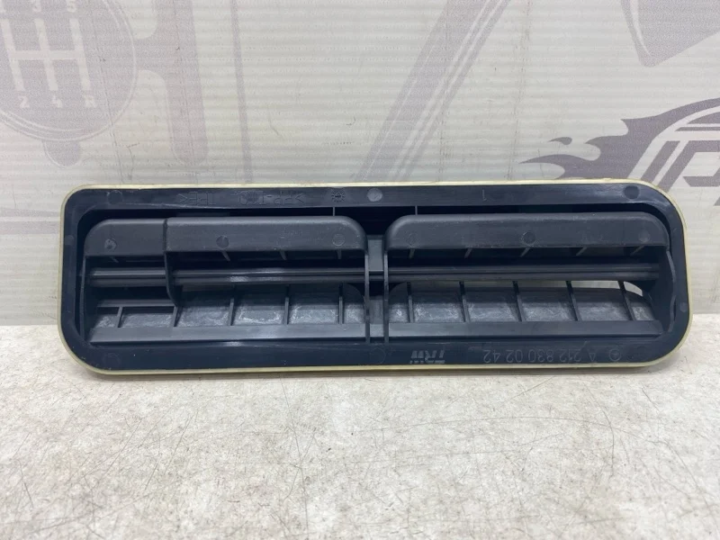 Вентиляционная заслонка заднее крыло Mercedes-benz 2013 W212