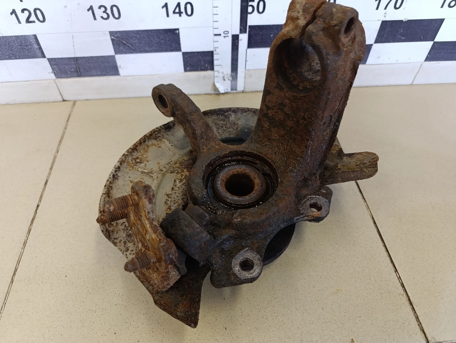 Кулак поворотный передний левый Fabia 1999-2006