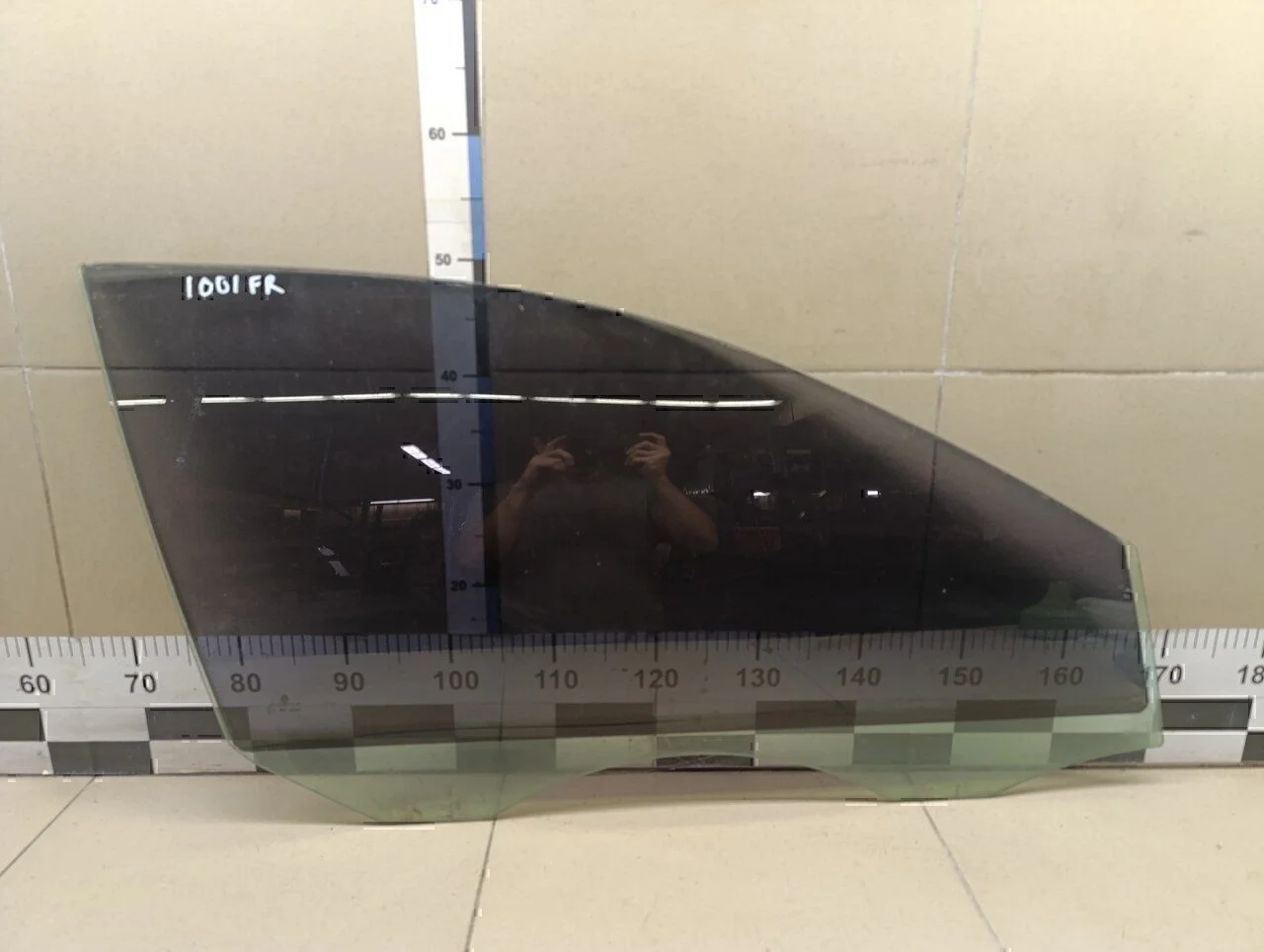 Стекло двери передней правой Jetta 2011>