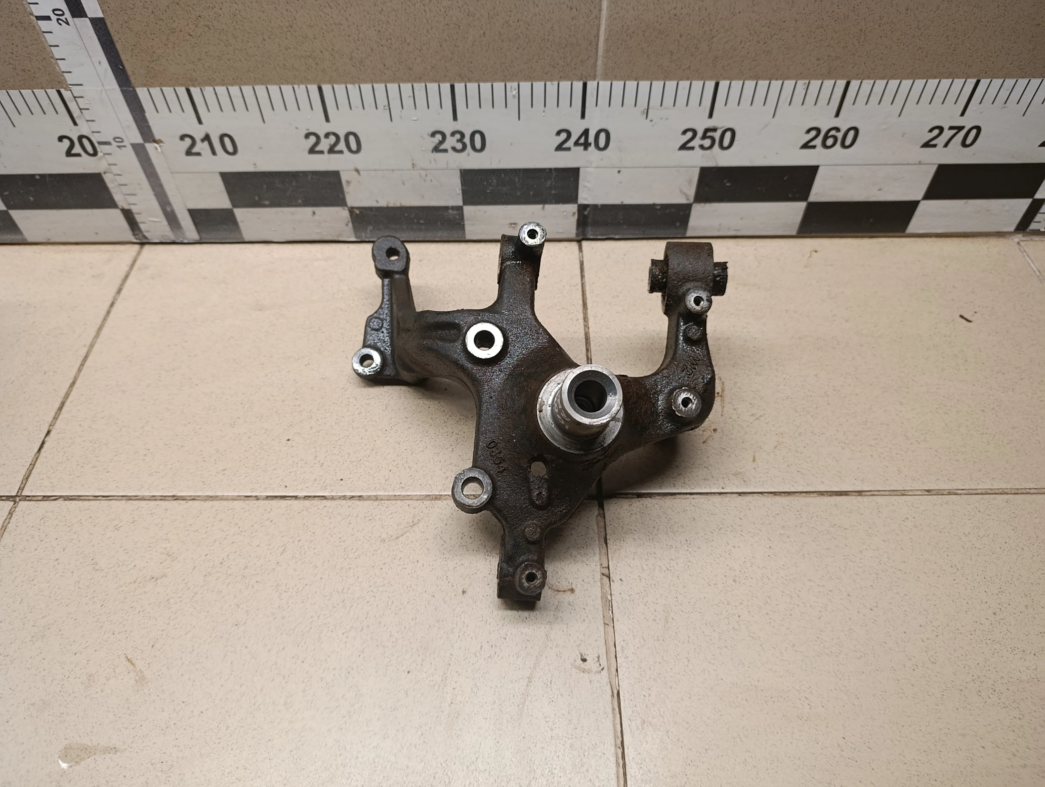 Кулак поворотный задний правый Jetta 2011>