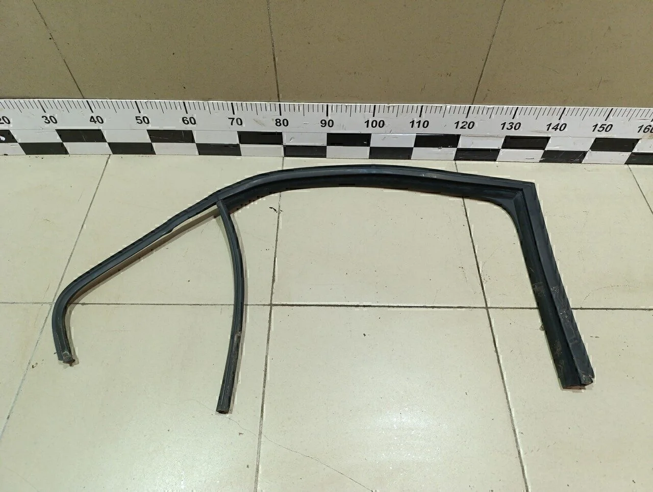 Уплотнитель стекла двери Jetta 2011>