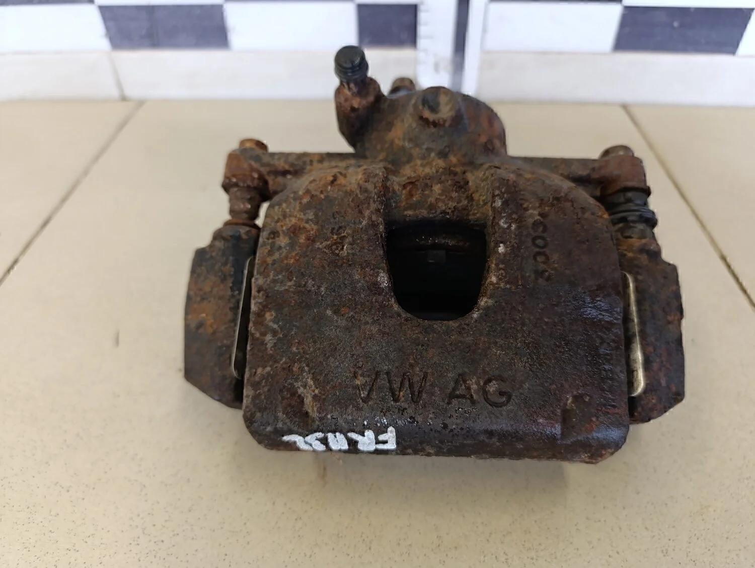 Суппорт передний правый Fabia 2007-2015