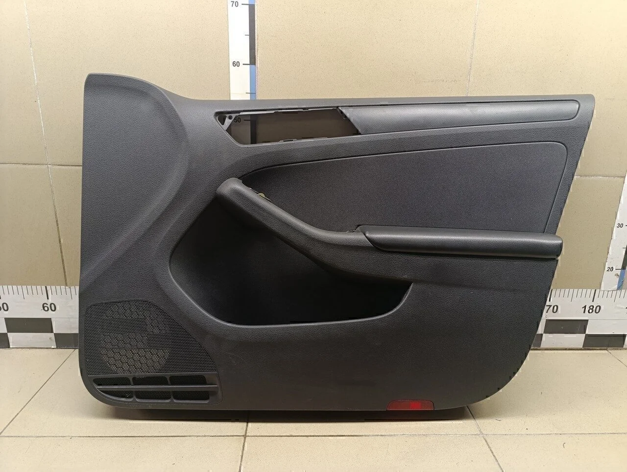 Обшивка двери передней правой Jetta 2011>