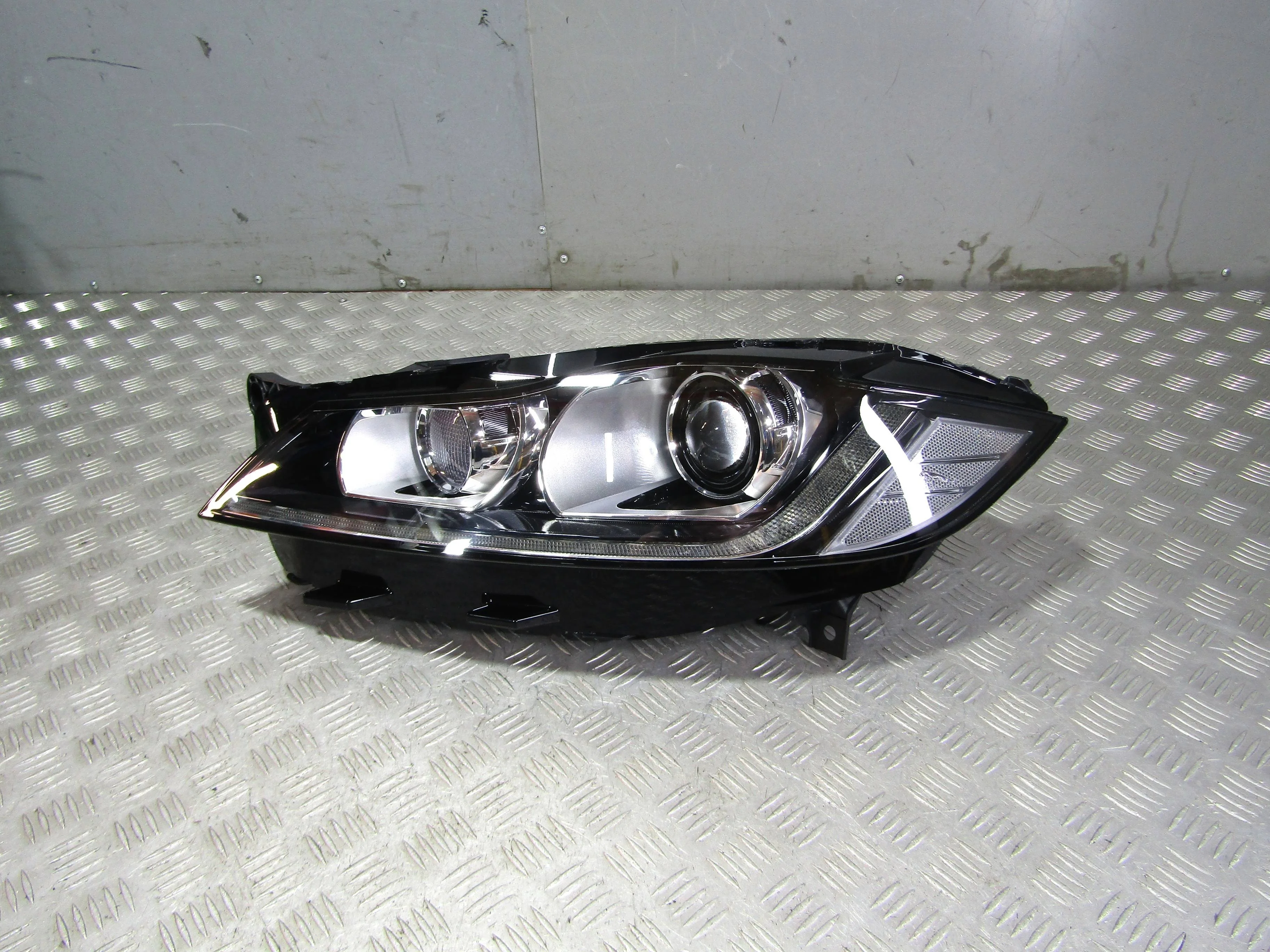 Фара левая (ксенон) JAGUAR XF II (2015—2020)