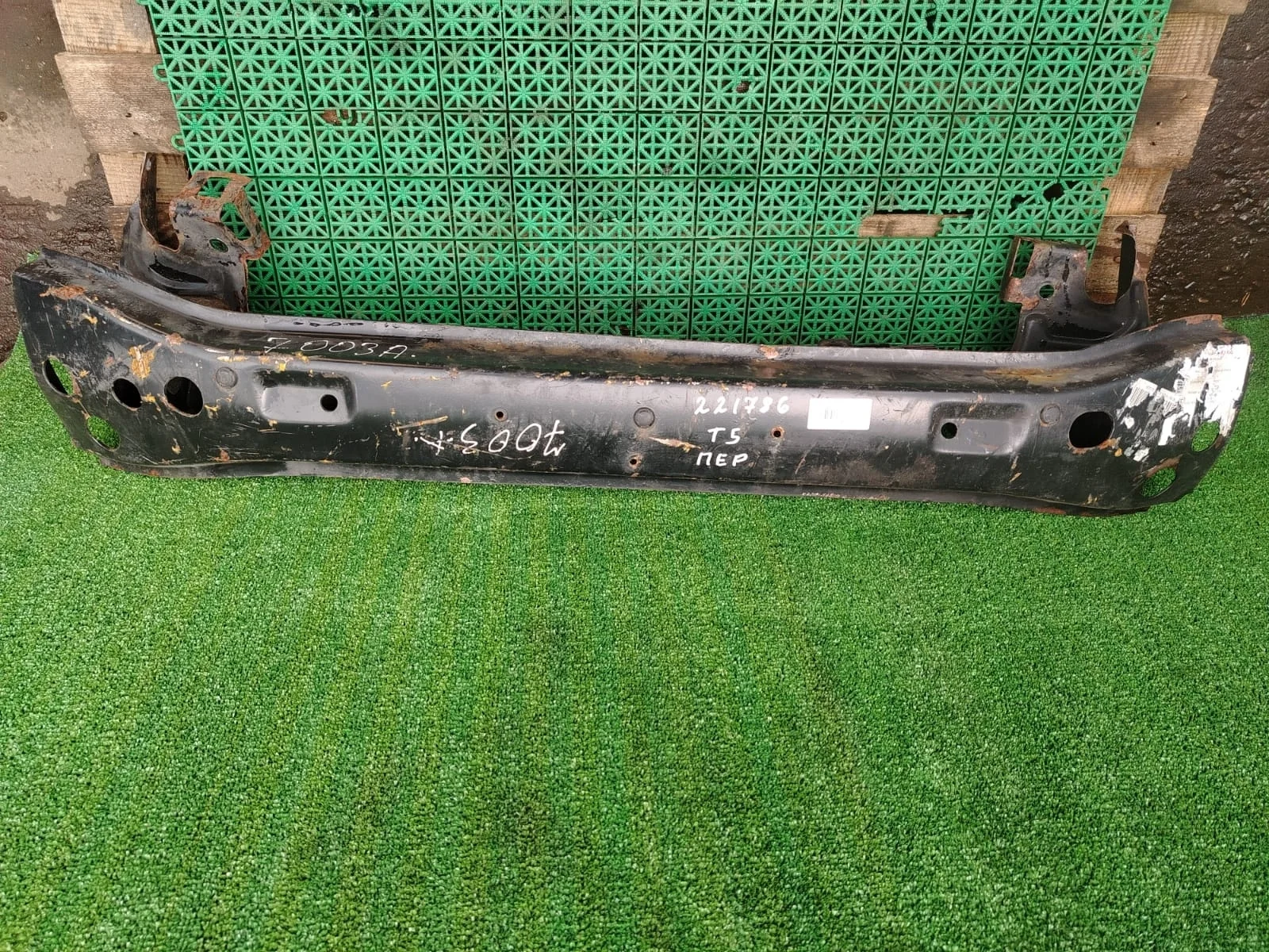 Усилитель бампера VOLKSWAGEN TRANSPORTER T5 2003- передний б/у TRANSPORTER T5(2003-2015)