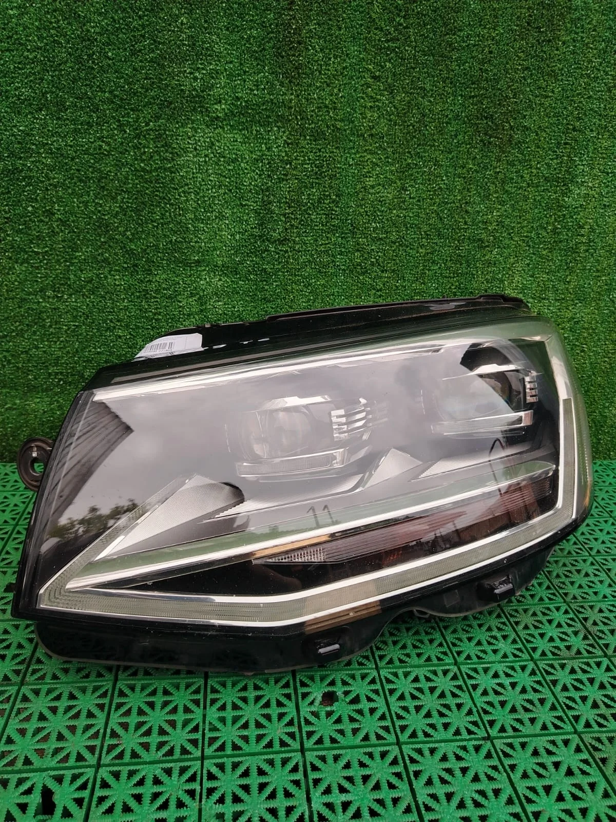 Фара VOLKSWAGEN TRANSPORTER T6 2015- с ходовыми огнями левая б/у TRANSPORTER T6(2015-