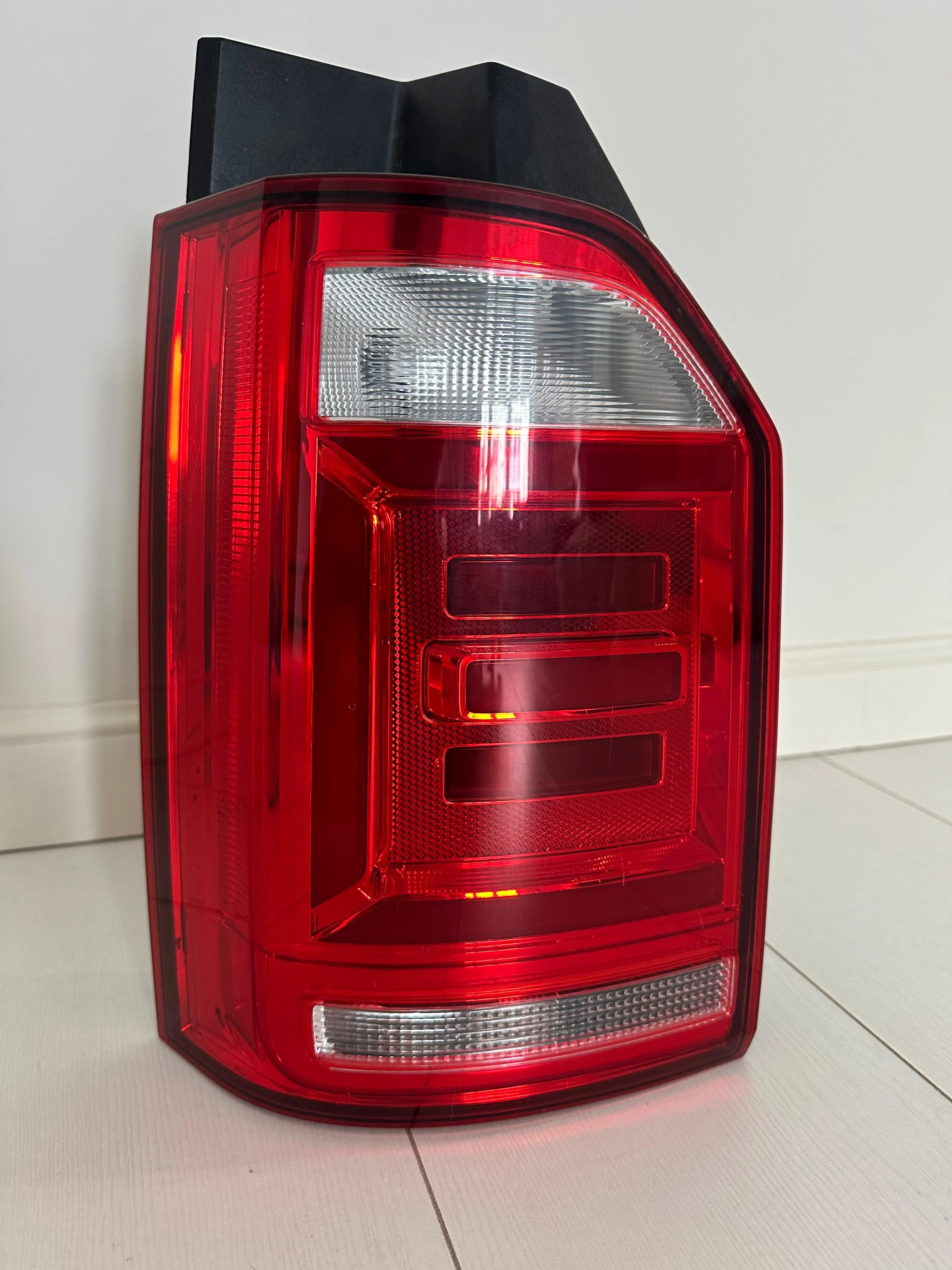 Фонарь VOLKSWAGEN TRANSPORTER T6 2015- с диодами левый б/у TRANSPORTER T6(2015-