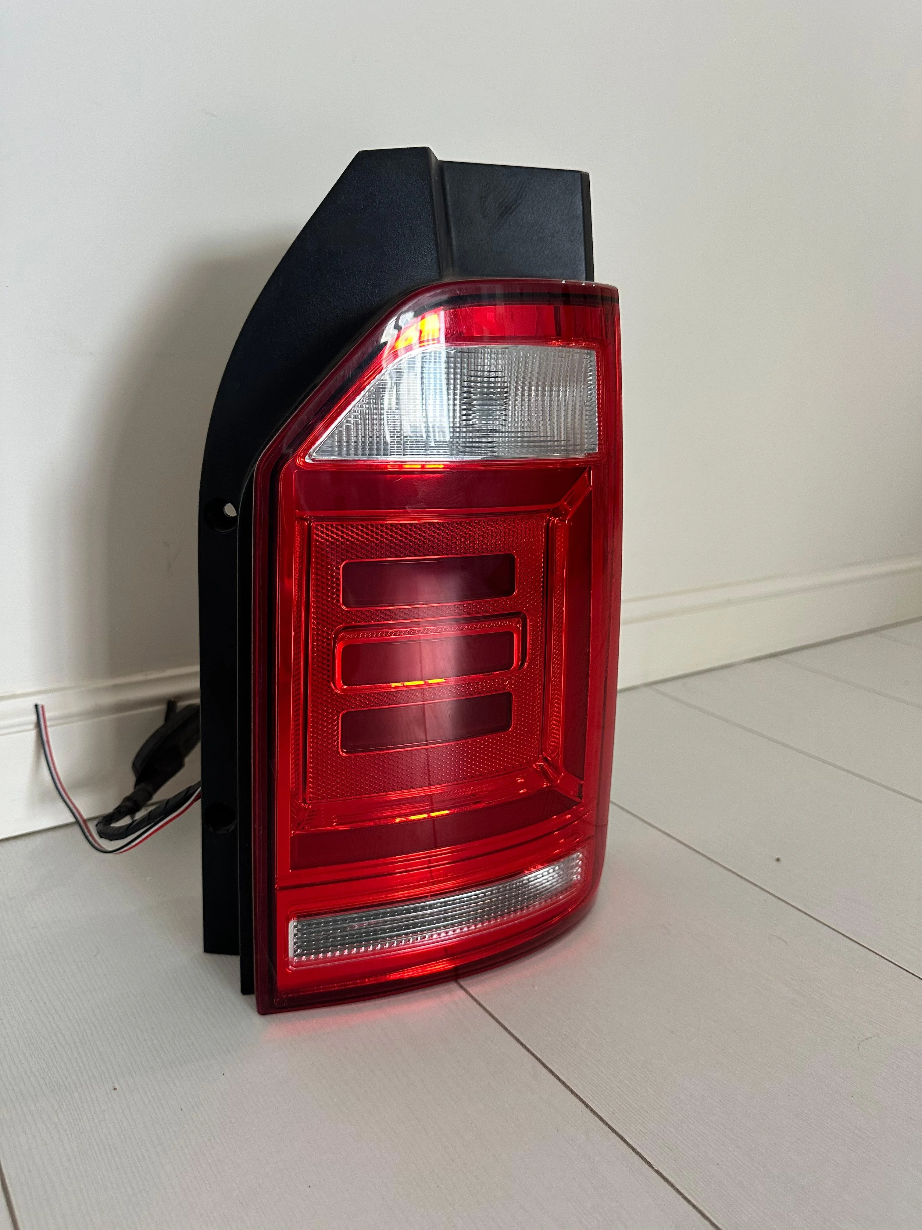 Фонарь VOLKSWAGEN TRANSPORTER T6 2015- с диодами правый б/у TRANSPORTER T6(2015-