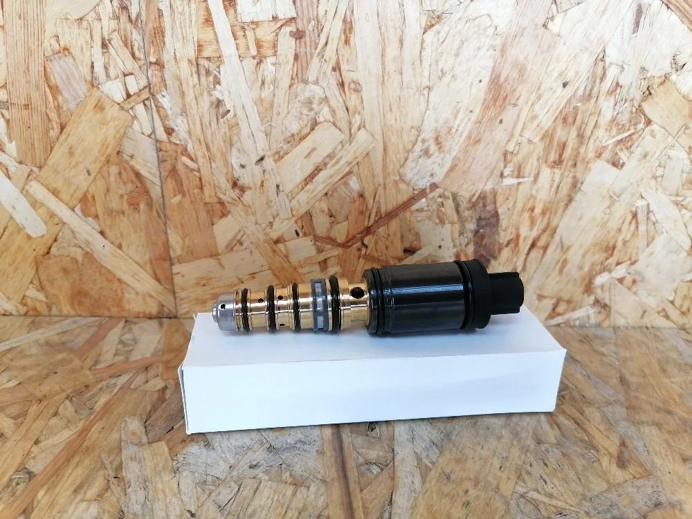 Клапан (датчик) компрессора кондиционера Toyota Camry XV70 (2017—2021) 8831033350