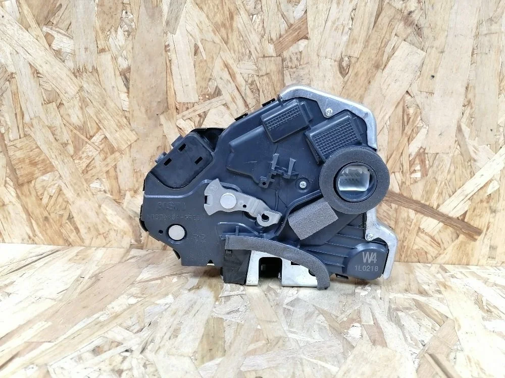 Замок двери передней правой Toyota Land Cruiser 200 рестайлинг 2 (2015—2021)