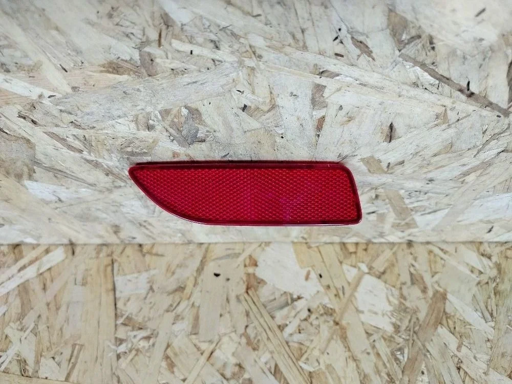 Отражатель в бампер задний правый Toyota Corolla X рестайлинг (2010—2013) 8191012120