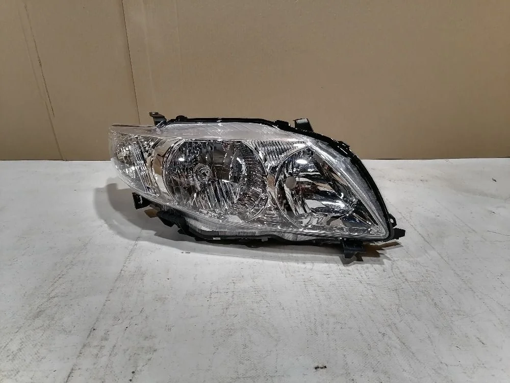 Фара правая Toyota Corolla X (2006—2010) 8113012A60