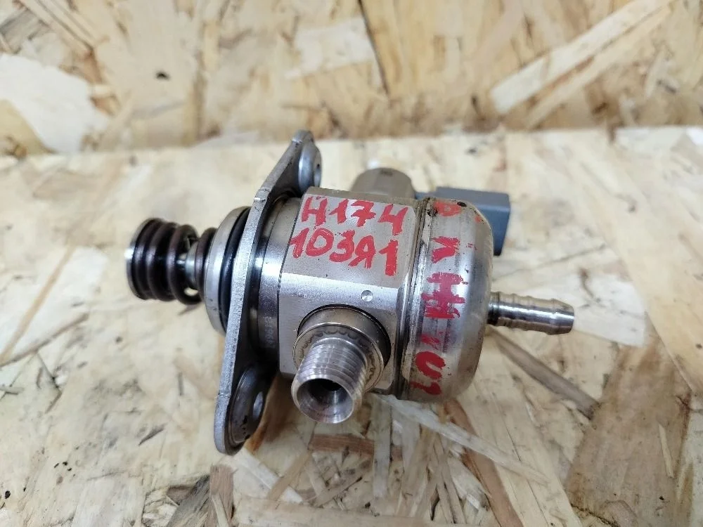 Насос (ТНВД) бензиновый Volkswagen Passat B6 (2005—2010) 06H127025G