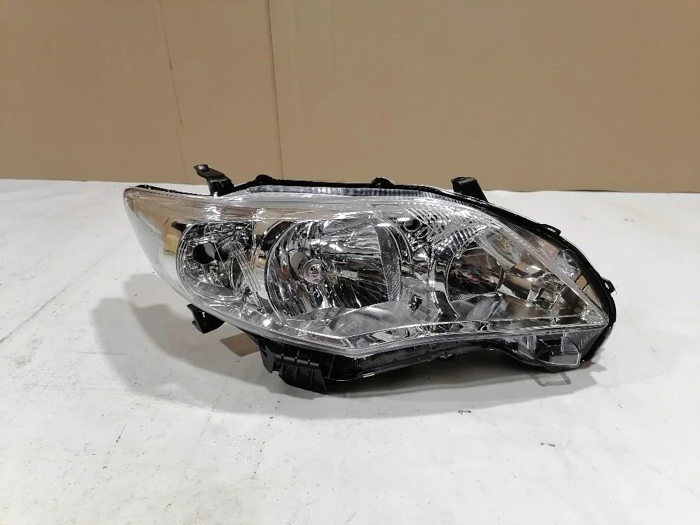 Фара правая Toyota Corolla X рестайлинг (2010—2013)