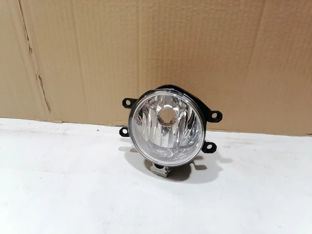 Фара противотуманная правая (ПТФ) Toyota Auris E180 (2012—2015) 8122002160