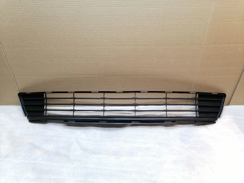 Решетка бампера перед. центр. Toyota Corolla X рестайлинг (2010—2013)