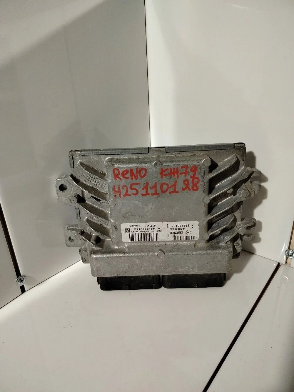 Блок упр-я двигателем (мозги) Renault Sandero I (2009—2014) 8200933361